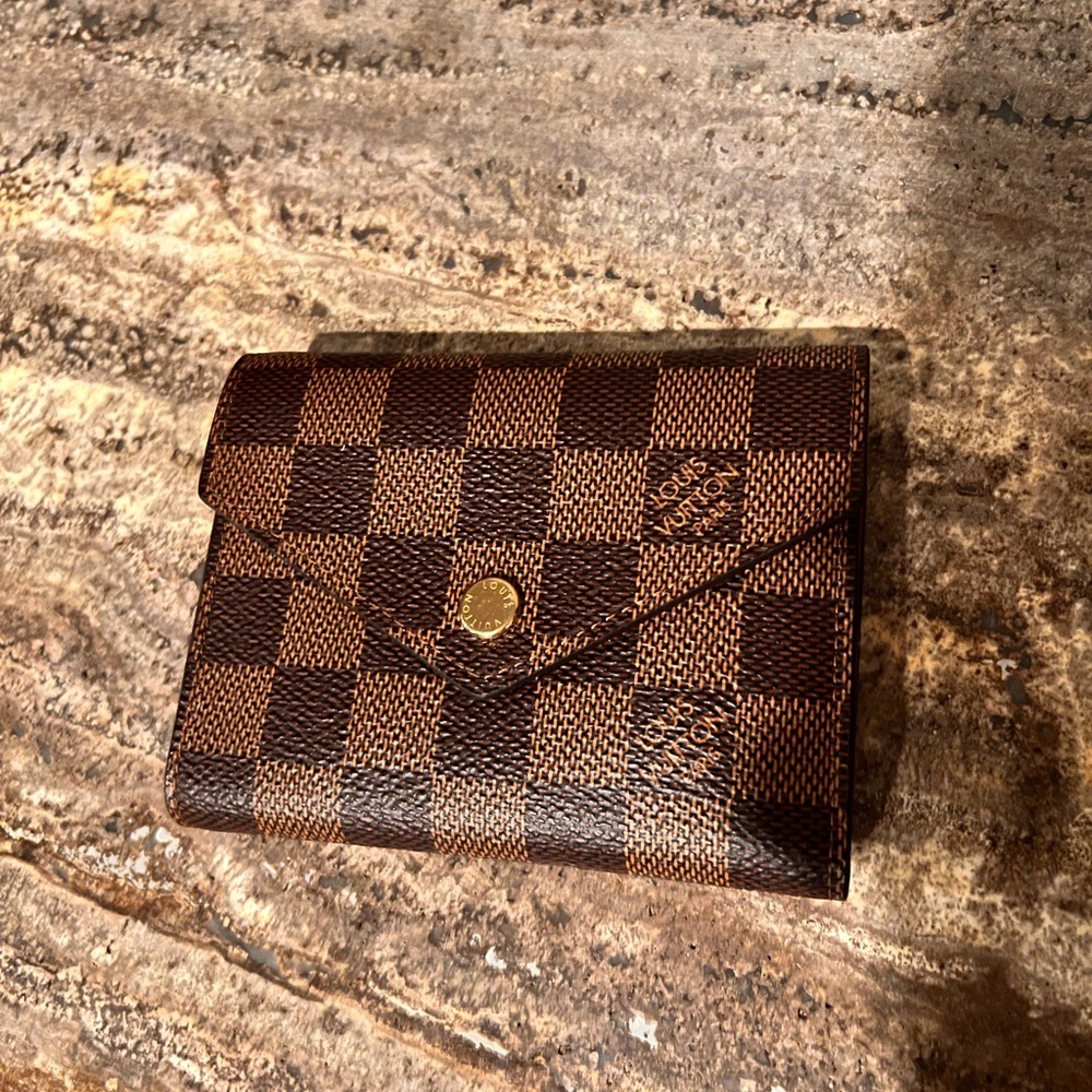 Lv wallet beautiful condition